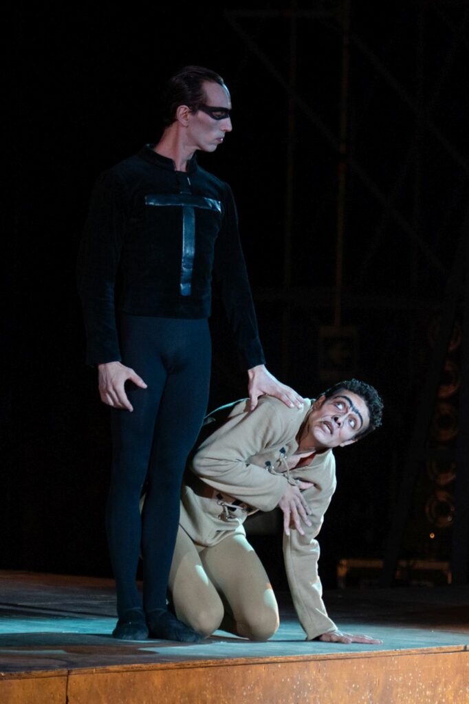 3. C.Cocino (Frollo) and M.Satriano (Quasimodo), “Notre-Dame de Paris” by R.Petit, Ballet of the Teatro dell’Opera di Roma 2022 © F.Sansoni / Teatro dell’Opera di Roma