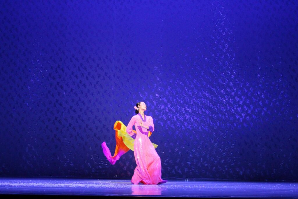 4. J.Kim, “North Korea Dance” by E.-M.Ahn, Eun-Me Ahn Company 2022 © J.-M.Chabot
