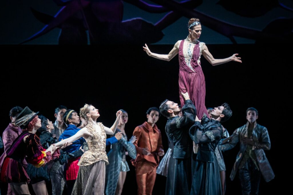 2. J.Carroll (Catalabutte), O.Esina (Queen), C.Schoch (Carabosse), I.Milos and C.Failla (Carabosse’s entourage), and ensemble, “The Sleeping Beauty” by M.Schläpfer and M.Petipa, Vienna State Ballet 2022 © Vienna State Ballet / A.Taylor