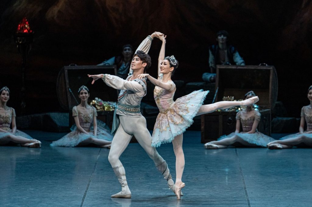 4. J.Lee (Conrad), Y.Cho (Medora), and ensemble; “Le Corsaire” by J.Song, Korean National Ballet 2025 © Korean National Ballet 