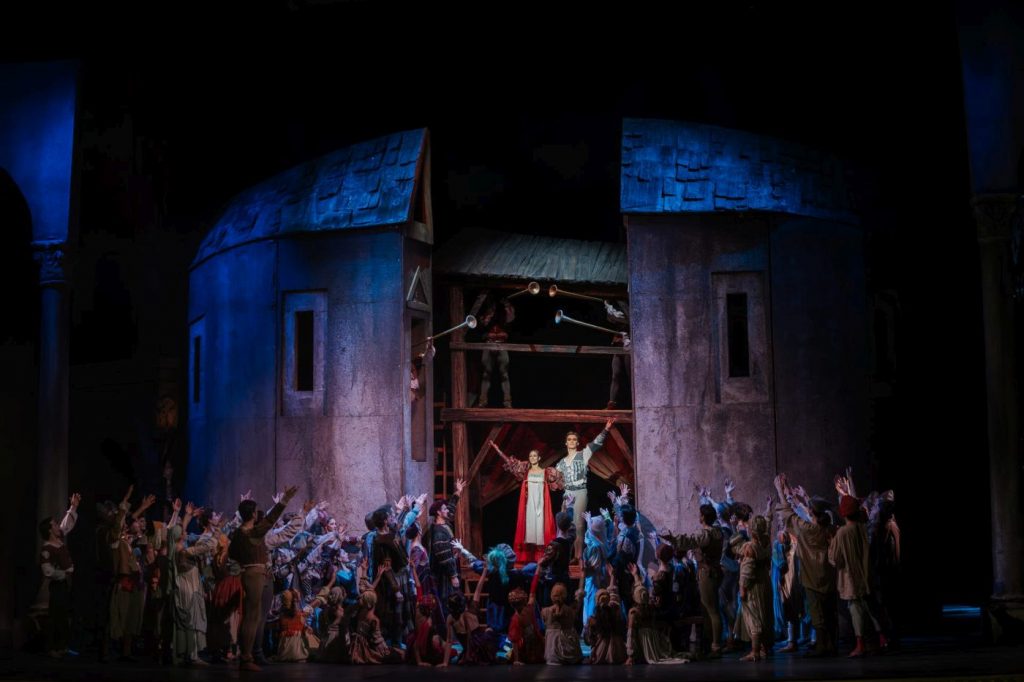  1. M.Yakovleva (Juliet), L.Scrivener (Romeo), and ensemble; “Romeo and Juliet” by L.Seregi, Hungarian National Ballet 2025 © A.Nagy/Hungarian State Opera