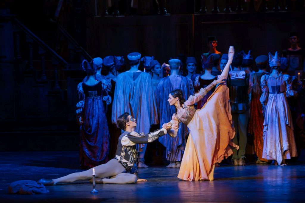 6. L.Scrivener (Romeo), M.Yakovleva (Juliet), and ensemble; “Romeo and Juliet” by L.Seregi, Hungarian National Ballet 2025 © A.Nagy/Hungarian State Opera