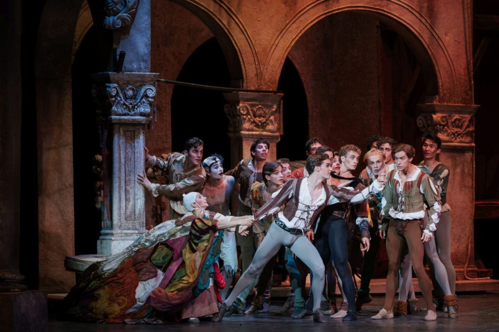 15. L.Taran (Nurse), L.Scrivener (Romeo), and ensemble; “Romeo and Juliet” by L.Seregi, Hungarian National Ballet 2025 © A.Nagy/Hungarian State Opera 