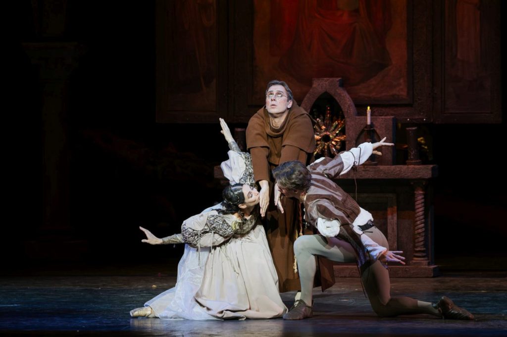 17. M.Kovtun (Friar Laurence), M.Yakovleva (Juliet), and L.Scrivener (Romeo); “Romeo and Juliet” by L.Seregi, Hungarian National Ballet 2025 © A.Nagy/Hungarian State Opera 