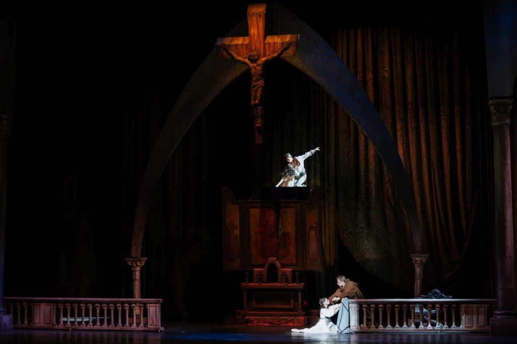 23. M.Yakovleva (Juliet), M.Kovtun (Friar Laurence), and ensemble; “Romeo and Juliet” by L.Seregi, Hungarian National Ballet 2025 © A.Nagy/Hungarian State Opera 