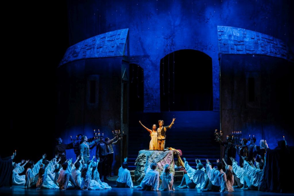 29. M.Yakovleva (Juliet), L.Scrivener (Romeo), and ensemble; “Romeo and Juliet” by L.Seregi, Hungarian National Ballet 2025 © A.Nagy/Hungarian State Opera 