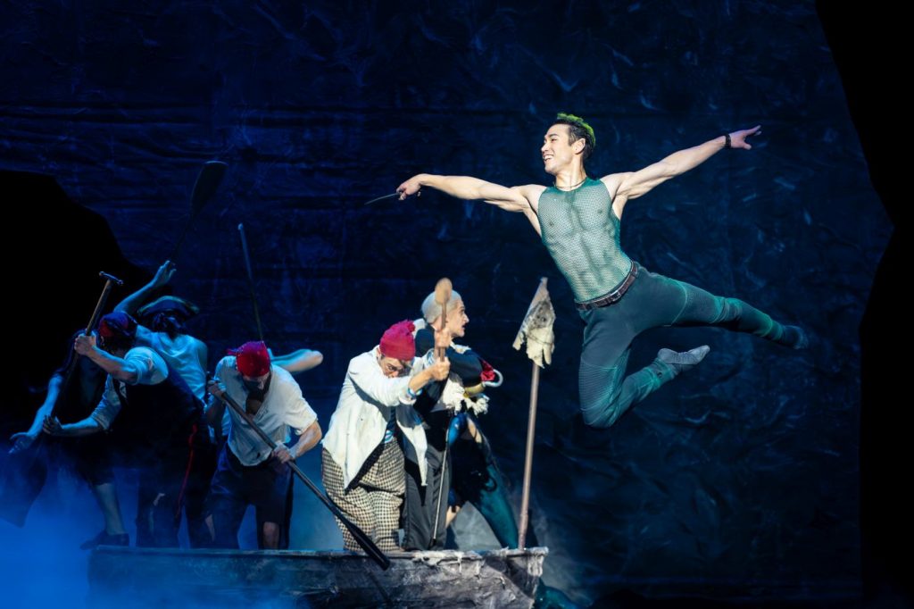 11. K.Nejime (Peter Pan), R.Chistyakov (Mr. Smee), and ensemble; “Peter Pan” by V.Orlić, Vienna State Ballet/Volksoper Wien 2025 © A.Taylor