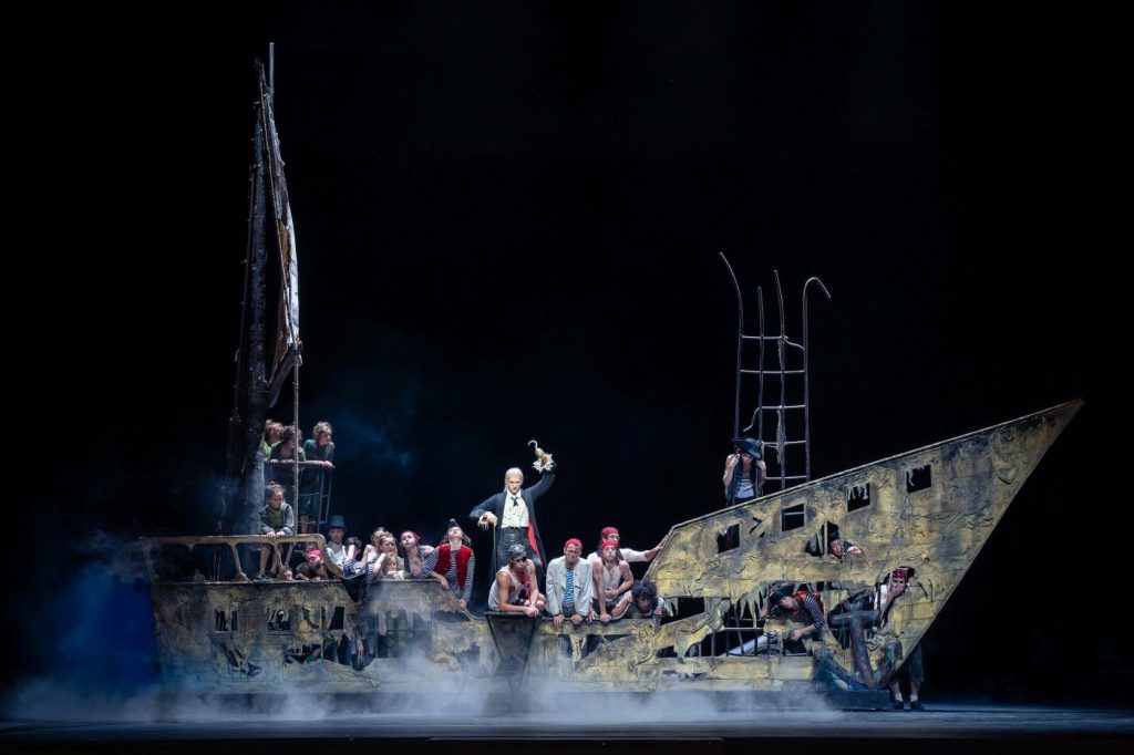 10. L.Benedek (Captain Hook) and ensemble, “Peter Pan” by V.Orlić, Vienna State Ballet/Volksoper Wien 2025 © A.Taylor