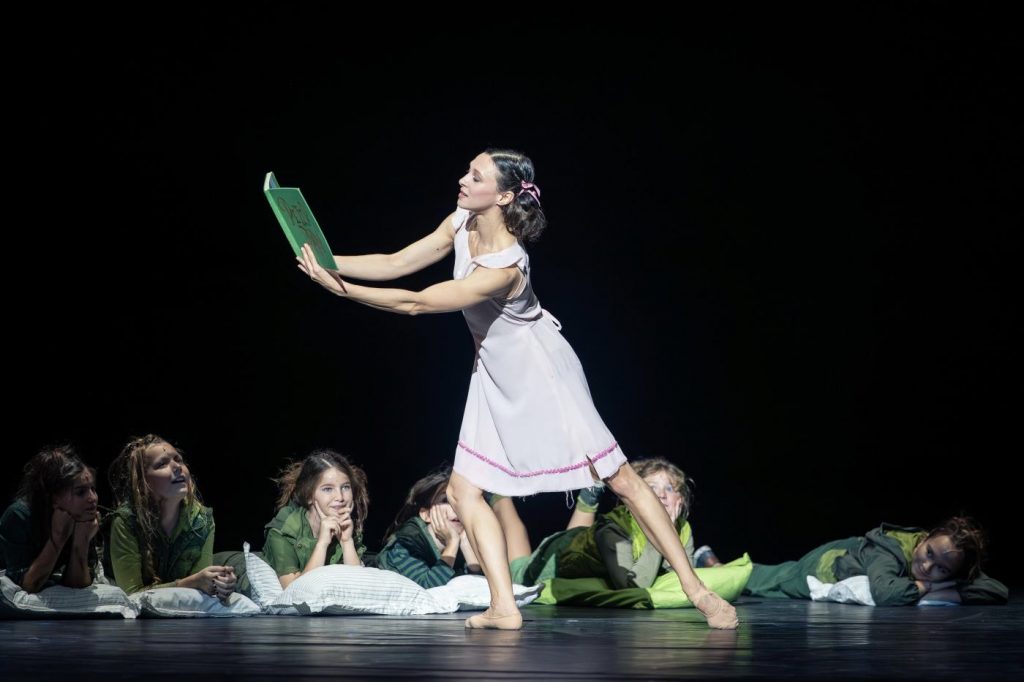 9. M.Schmidt (Wendy) and the children`s choir of the Volksoper Wien (Lost Boys), “Peter Pan” by V.Orlić, Vienna State Ballet/Volksoper Wien 2025 © A.Taylor