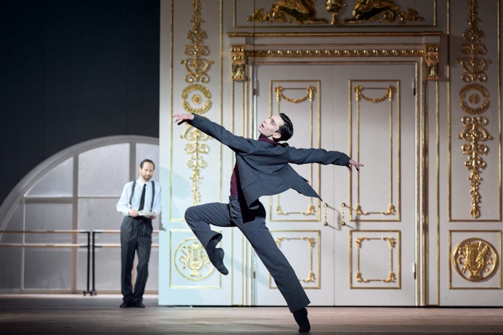 4. A.Tette (The Pupil) and O.L.Biron (Christie’s auctioneer), “Nureyev” by Y.Possokhov and K.Serebrennikov, State Ballet Berlin 2026 © C.Quezada