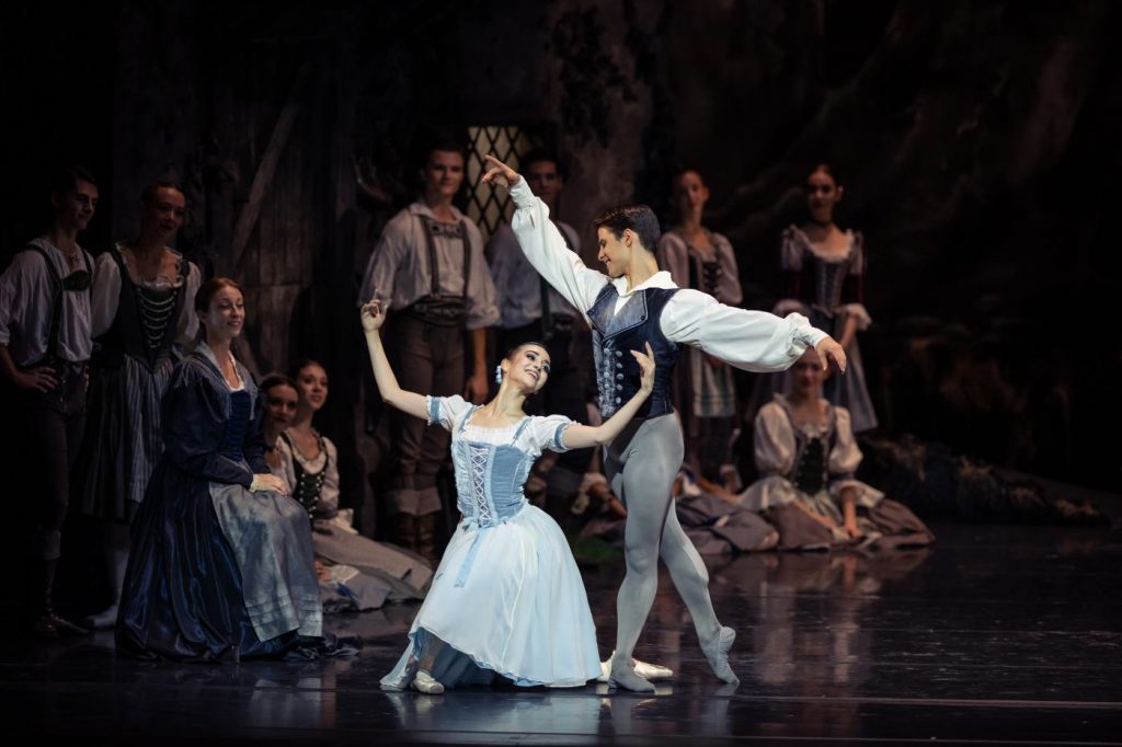 4. L.Fernandez Gromova (Giselle), A.Casalinho (Count Albrecht), F.Wallner-Hollinek (Berthe), and ensemble; “Giselle” by E.Tchernichova, Vienna State Ballet 2026 © Vienna State Ballet/A.Taylor