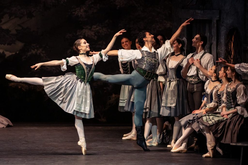 5. M.Fernandes, R.Venuti (Giselle’s friends), and ensemble; “Giselle” by E.Tchernichova, Vienna State Ballet 2026 © Vienna State Ballet/A.Taylor