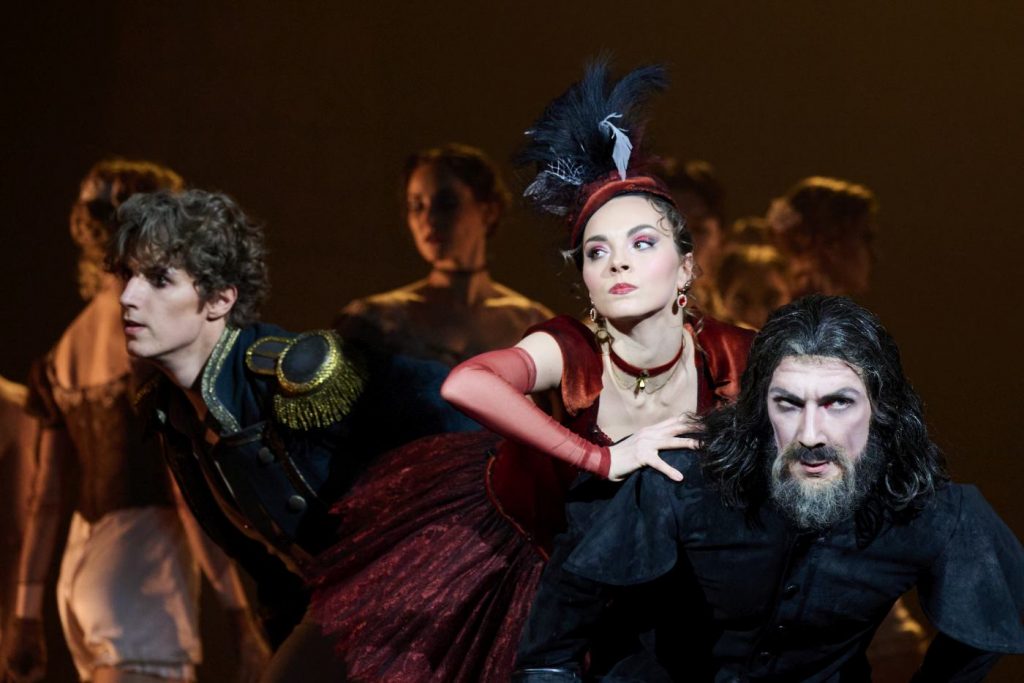 11. G.Botenkov (D’Anthès), E.Mikheecheva (Idalia), G.Bolsunovsky (The Elder), and ensemble; “Pushkin” by N.Dmitrievsky, Krasnoyarsk Ballet 2026 © E.Koryukin 