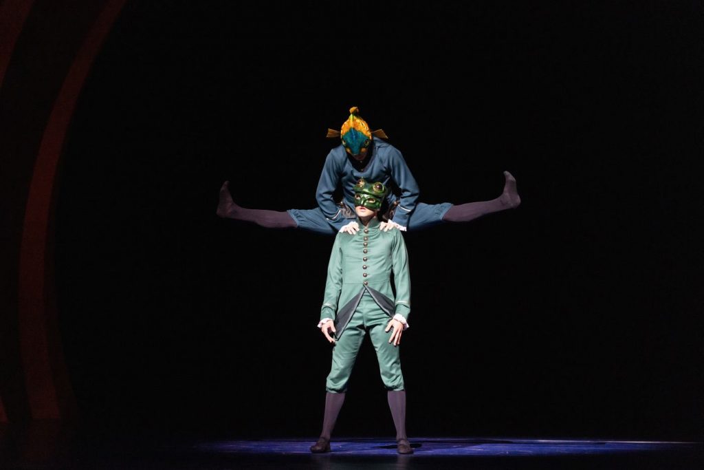 4. F.Cortese (The Fish-Footman) and L.Musin (The Frog-Footman), “Wonderland” by A.Ratmansky, Hamburg Ballet 2026 © K.West