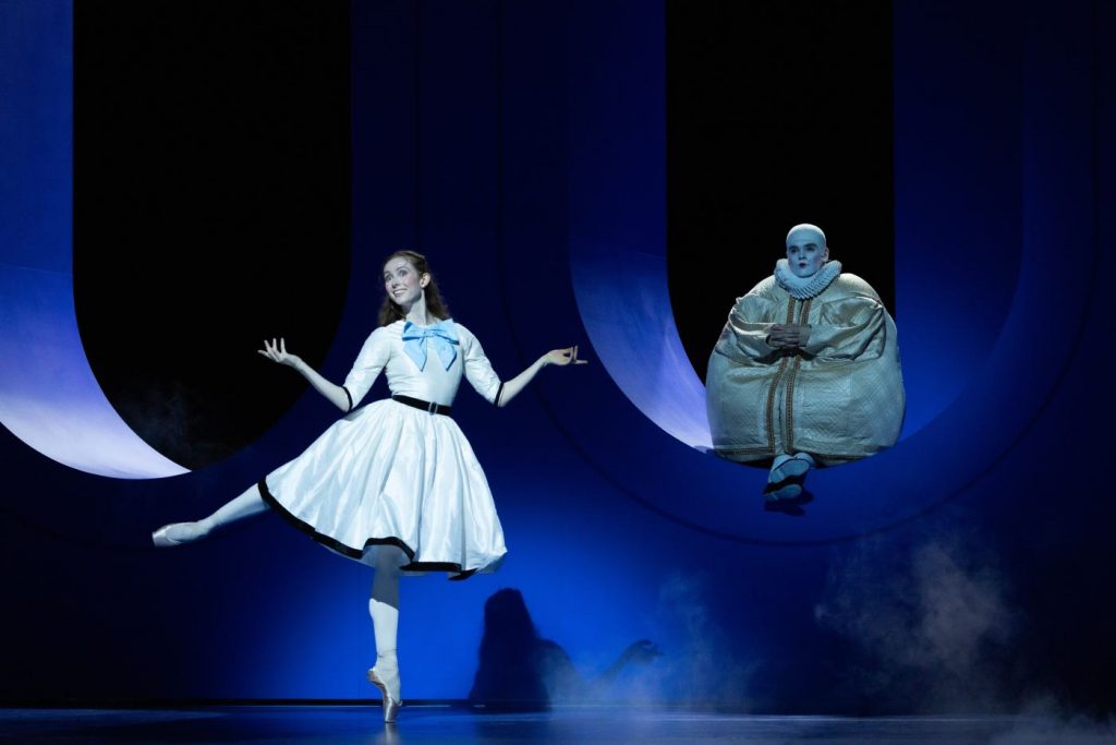10. O.Betteridge (Alice) and C.Sasse (Humpty Dumpty), “Wonderland” by A.Ratmansky, Hamburg Ballet 2026 © K.West