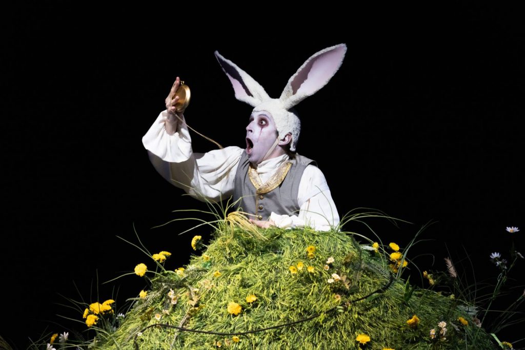 1. A.Martínez (The White Rabbit), “Wonderland” by A.Ratmansky, Hamburg Ballet 2026 © K.West
