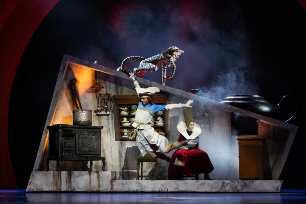 5. A.Izquierdo (The Cook), A.Mazzasette (The Duchess), and D.Bonelli (Cheshire Cat); “Wonderland” by A.Ratmansky, Hamburg Ballet 2026 © K.West 