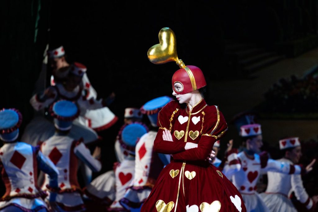 8. I.Praetorius (The Queen of Hearts) and ensemble, “Wonderland” by A.Ratmansky, Hamburg Ballet 2026 © K.West