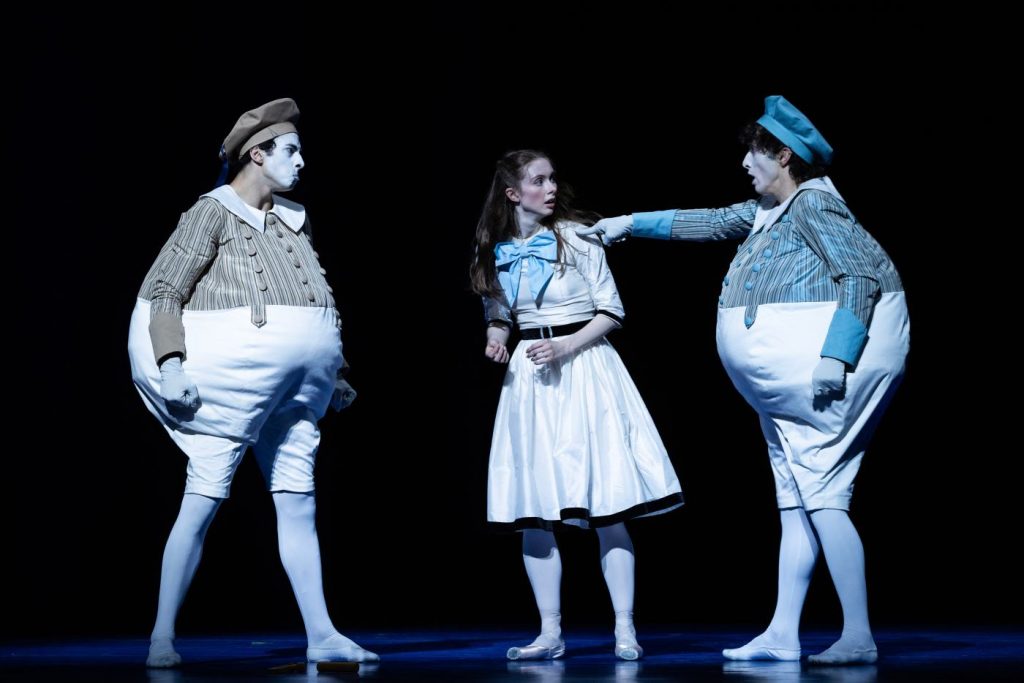 12. L.Musin (Tweedledee), O.Betteridge (Alice), and F.Cortese (Tweedledum), “Wonderland” by A.Ratmansky, Hamburg Ballet 2026 © K.West