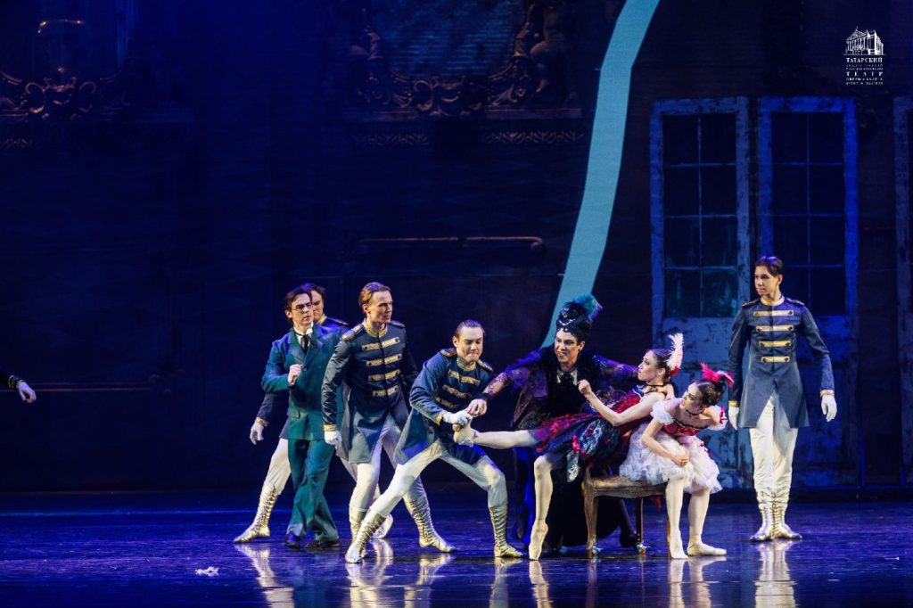 9. A.Musakhanov (Cinderella’s father), A.Belov (Stepmother), L.Khalimova and A.Elagina (Stepsisters), and ensemble; “Cinderella” by N.Kalinina, Tartar State Academic Ballet 2026 © Tartar State Academic Ballet 