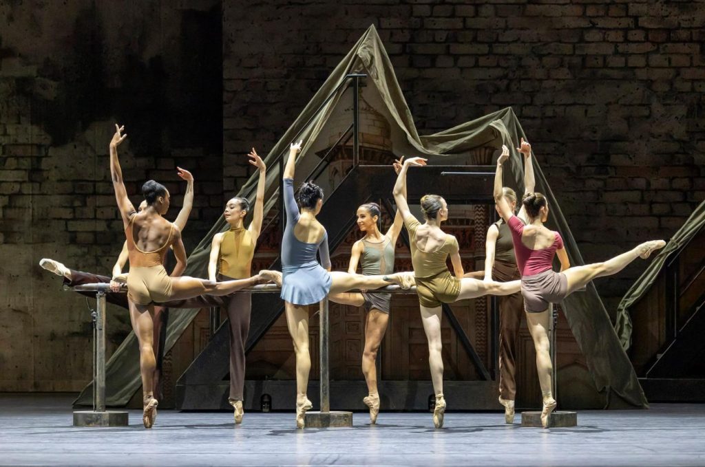 1. Ensemble, “Ma Bayadère” by J.-C.Maillot, Les Ballets de Monte-Carlo 2026 © H.Gerritsen