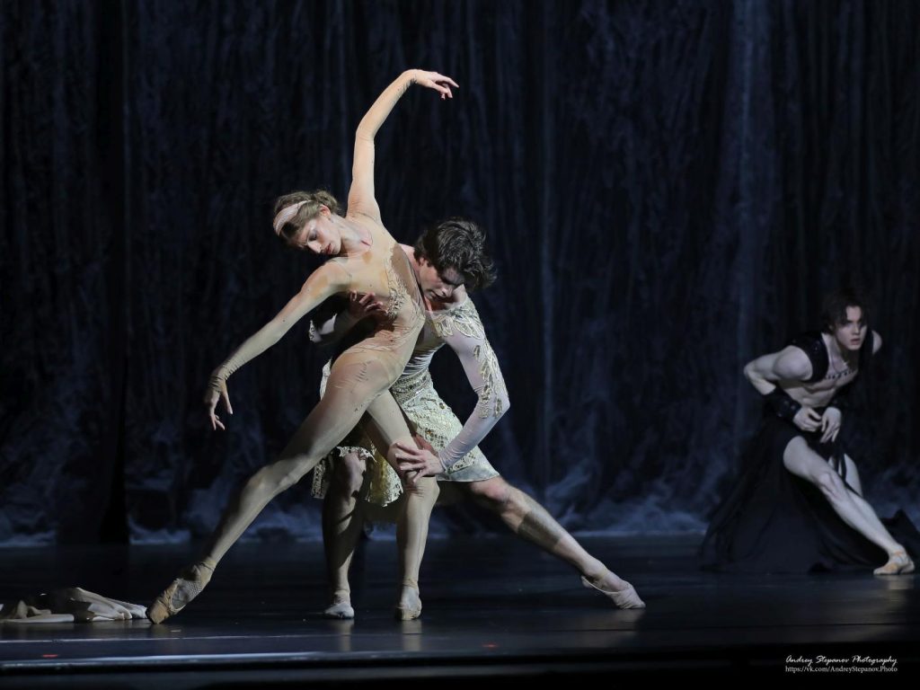 24. P.Netsvetaeva-Dolgalyova (Leda), M.Orlov (Zeus), and D.Potaptsev (Hades); “Leda and the Swans” by P.De Bana, MuzArts 2026 © MuzArts/A.Stepanov