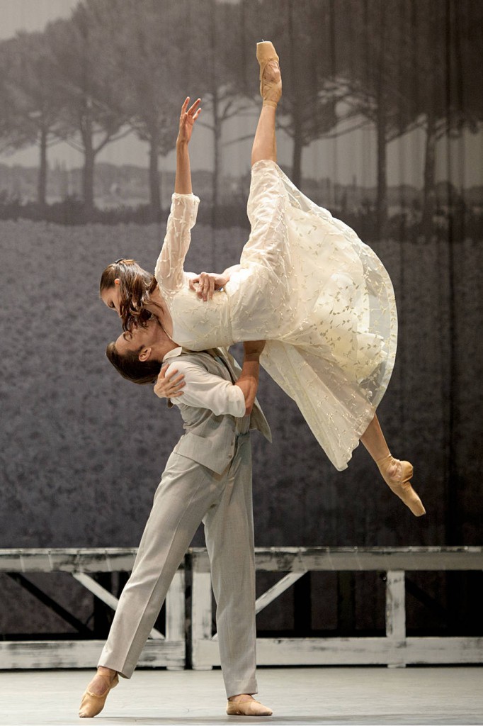 4. D.Vieira and V.Kapitonova, “Anna Karenina” by C.Spuck, Ballet Zurich © M.Rittershaus 2014