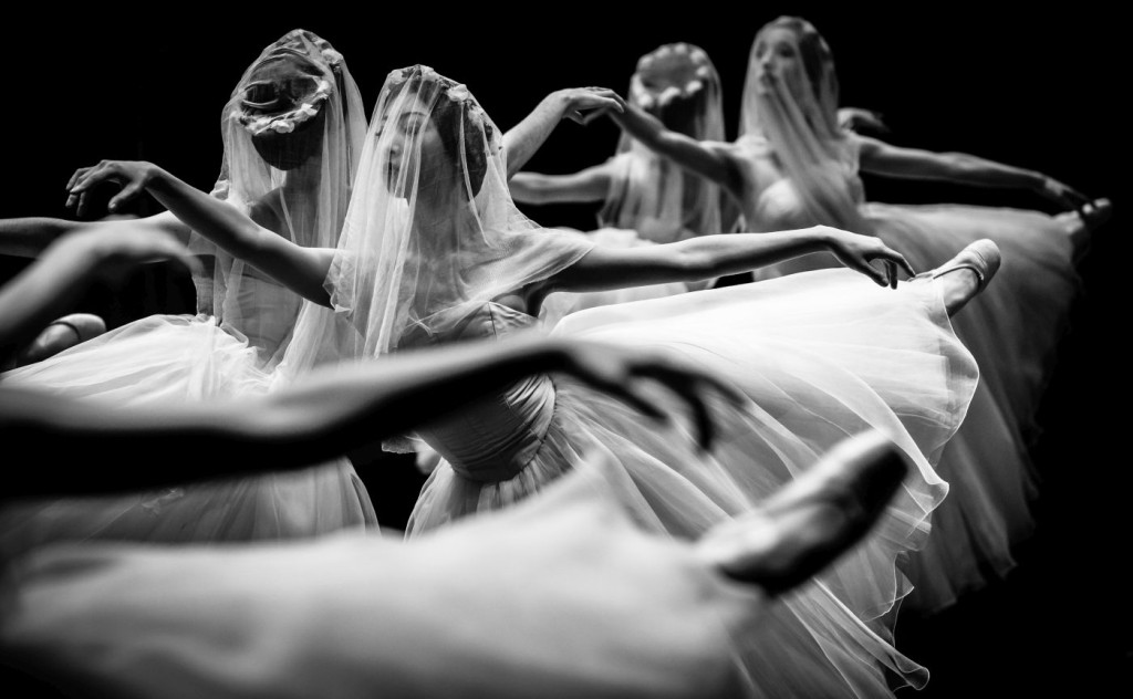10. F.Ishizaki and ensemble, Giselle by J.Neumeier, Hamburg Ballet © S.Ballone