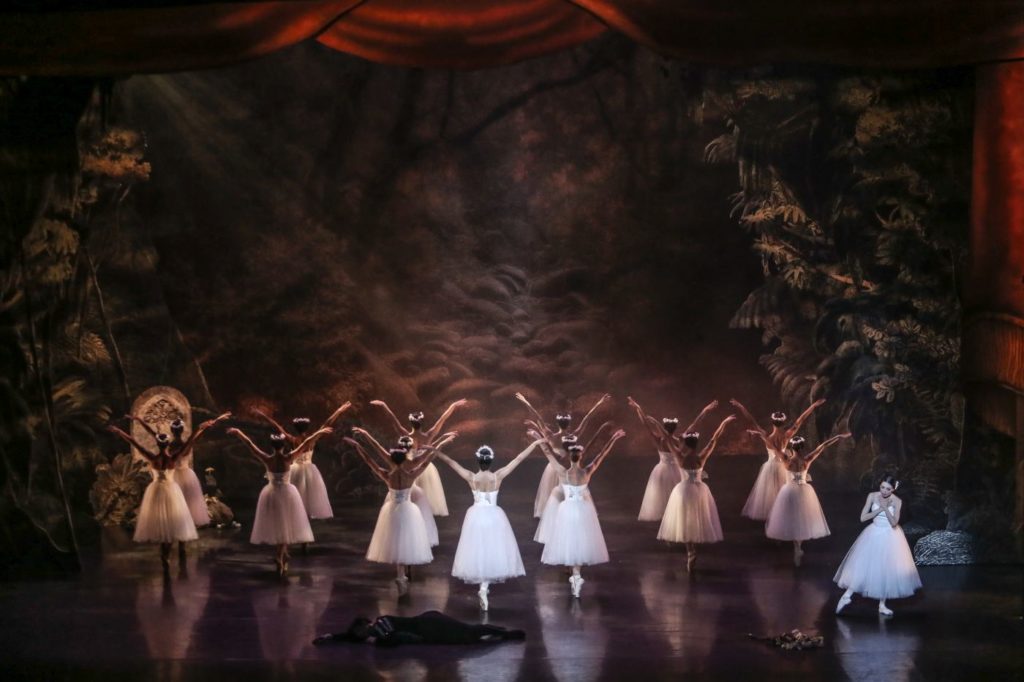 9. C.Pegurelli (Giselle) and ensemble, “Giselle” by L.van Cauwenbergh after J.Coralli and J.Perrot, São Paulo Dance Company 2021 © C.Lima