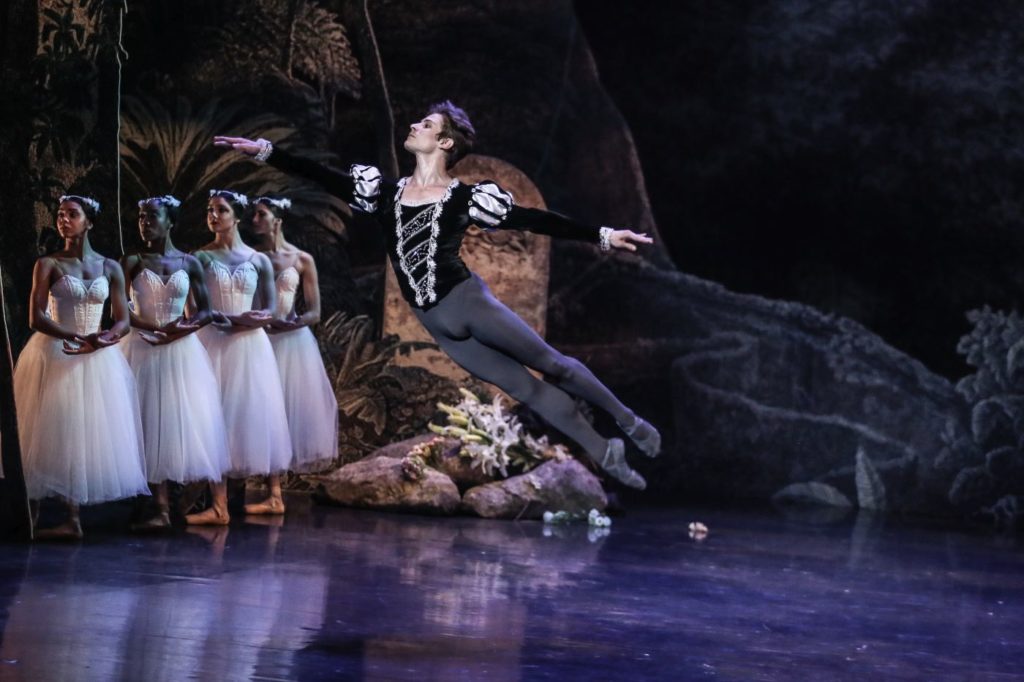  7. V.Vieira (Duke Albrecht) and ensemble, “Giselle” by L.van Cauwenbergh after J.Coralli and J.Perrot, São Paulo Dance Company 2021 © C.Lima