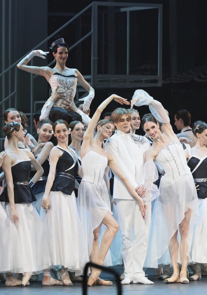 6. P.Netsvetaeva-Dolgalyova (Older Stepsister), D.Potapsev (Prince), D.Taranda (Younger Stepsister), A.Vlashinets (Stepmother), and ensemble; “Cinderella” by V.Lopatin, Bolshoi Ballet 2026 © Bolshoi Theatre/D.Yusupov