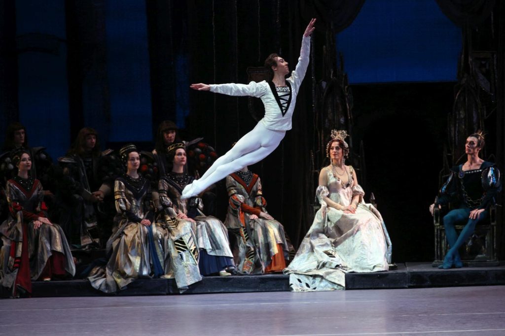 4. D.Vyskubenko (Prince Siegfried) and ensemble, “Swan Lake” by Y.Grigorovich, Bolshoi Ballet 2026 © Bolshoi Theatre/E.Fetisova